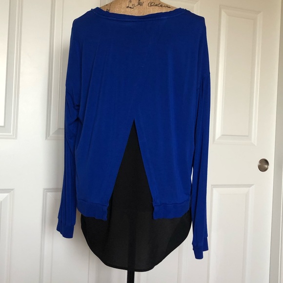 Great condition flowy Calvin Klein long sleeve - Picture 2 of 6